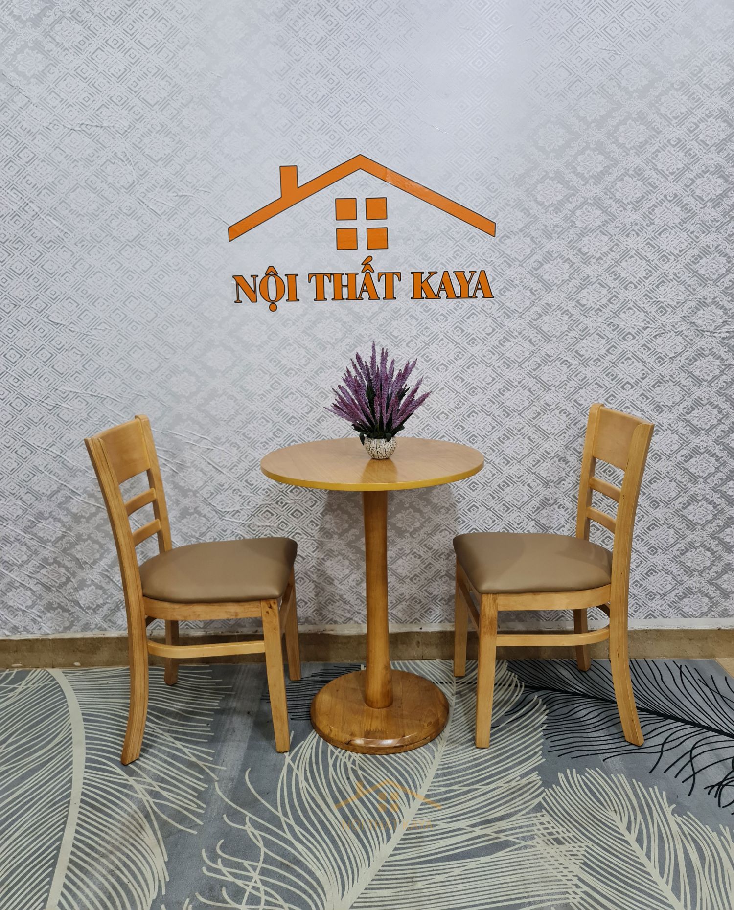 Bộ bàn tròn 2 ghế Cabin chân trụ màu gỗ tự nhiên