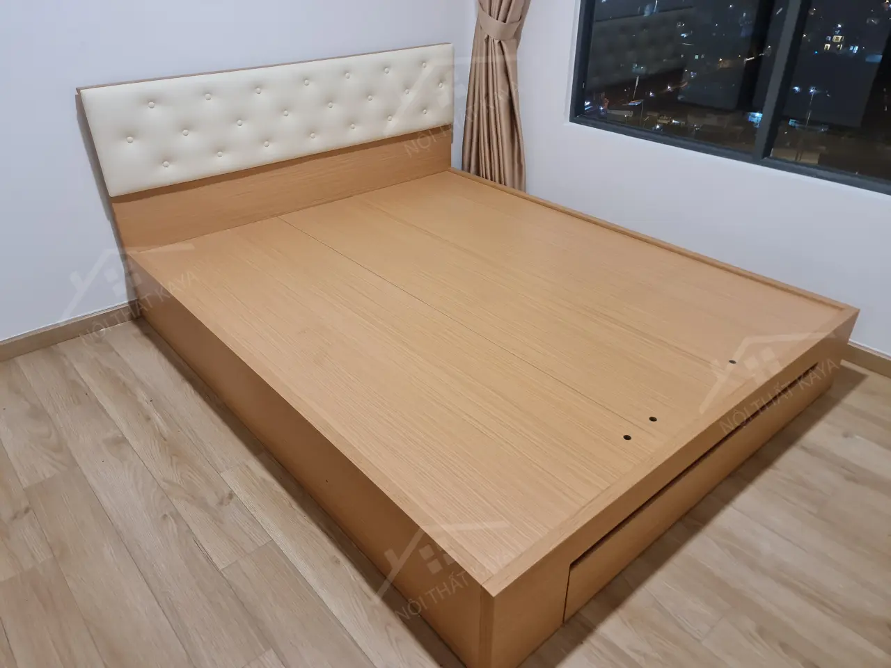 Giường gỗ công nghiệp đầu bọc nệm có 2 hộc GGCN003