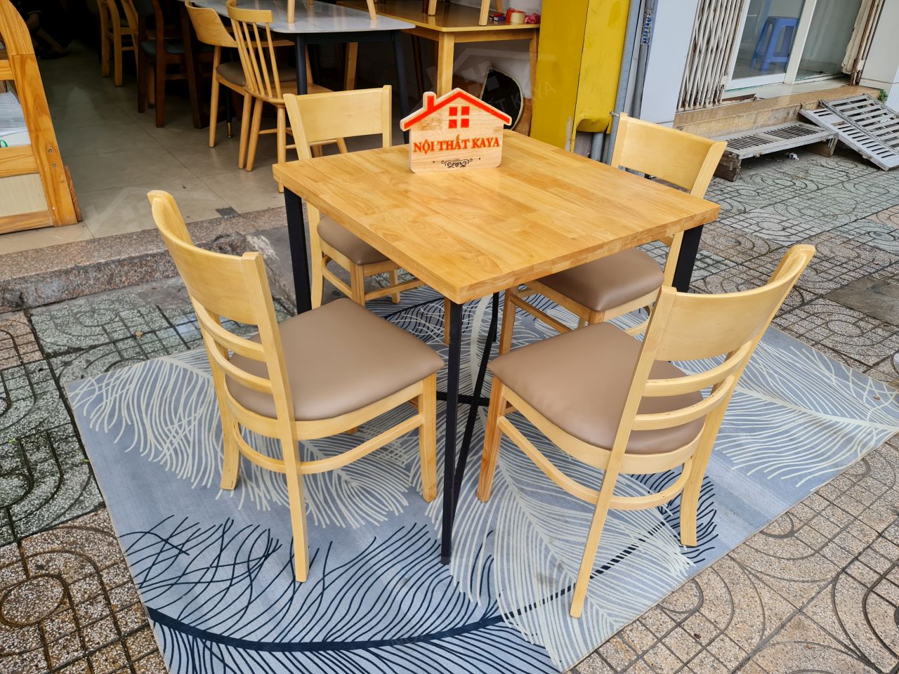 Cabin 4 ghế bàn Vuông Chân Sắt
