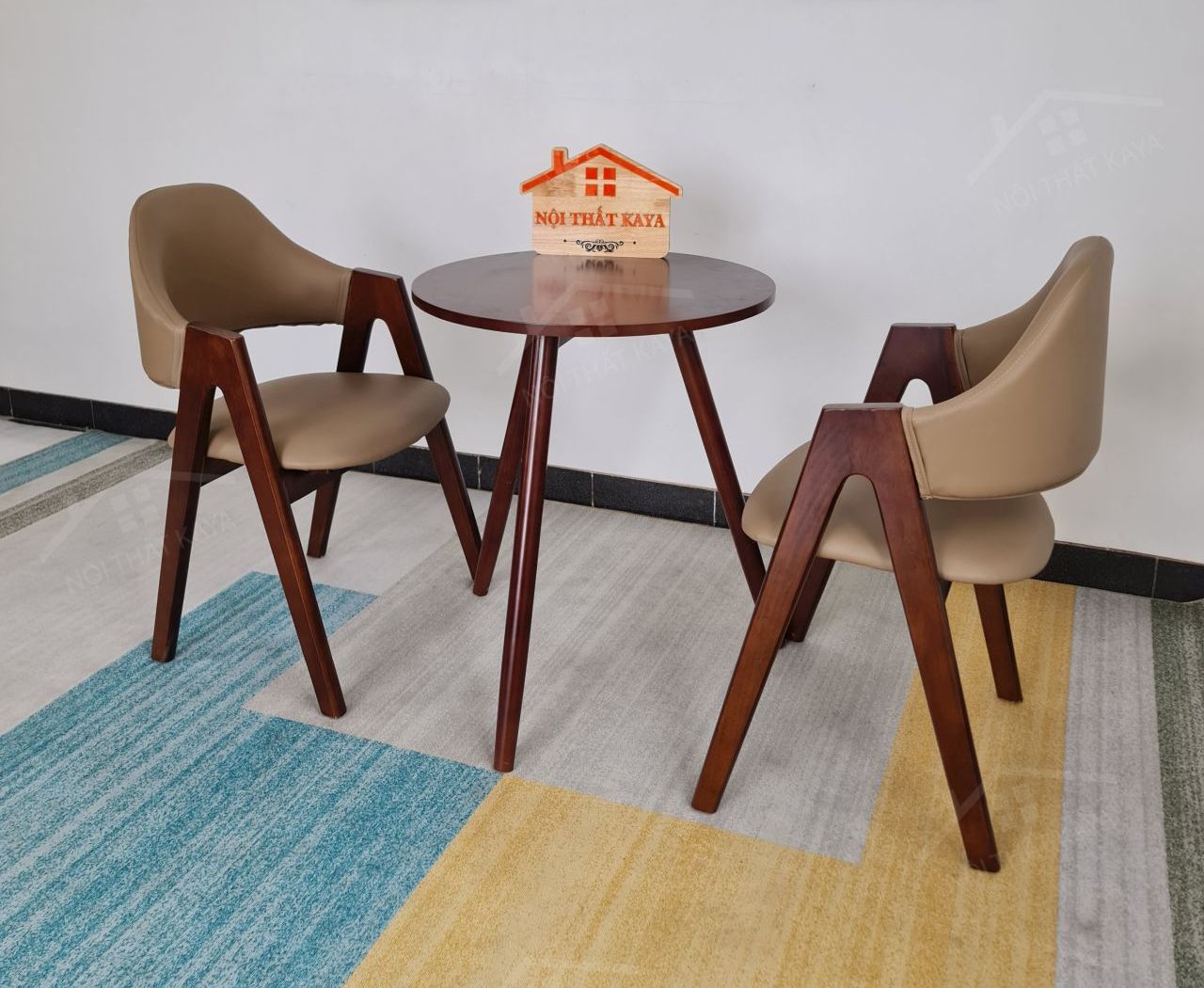 Ema 2 ghế + bàn 3 chân Ema 2 ghế + bàn 3 chân